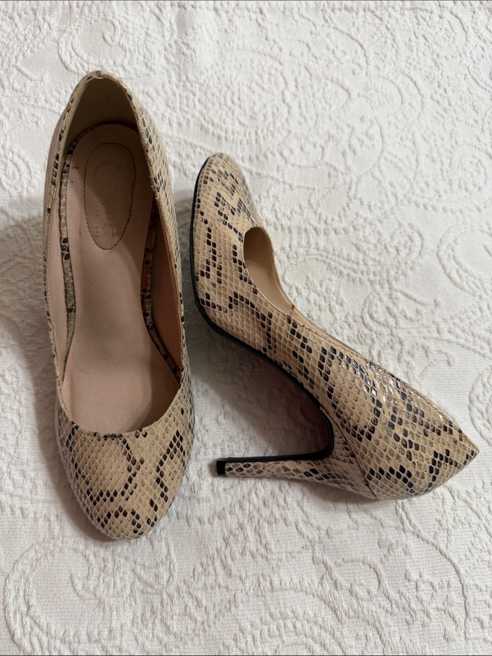 Comfort Beige Snake-Print Heels Size 8M Black and Cream
